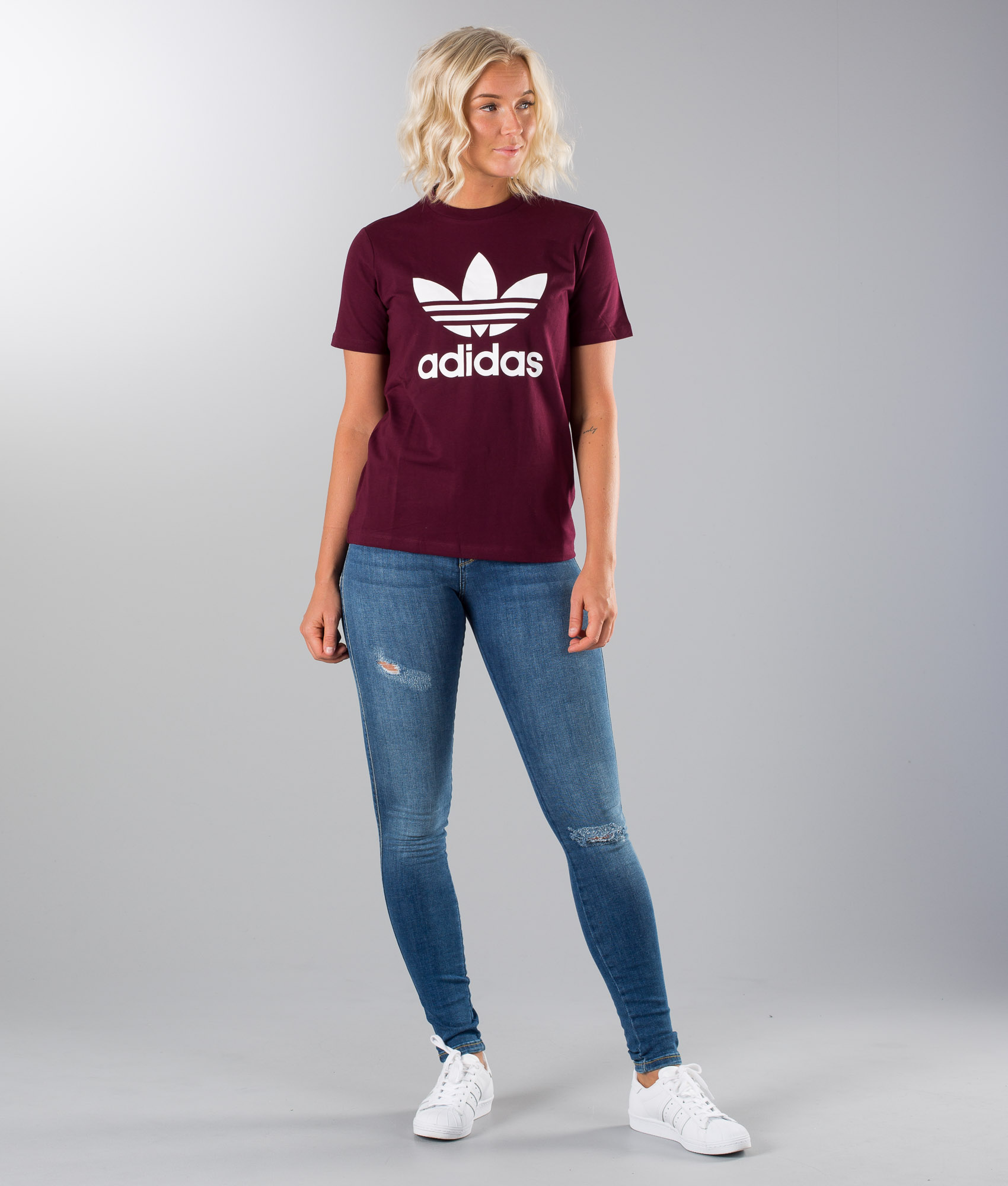 adidas t shirt with jeans