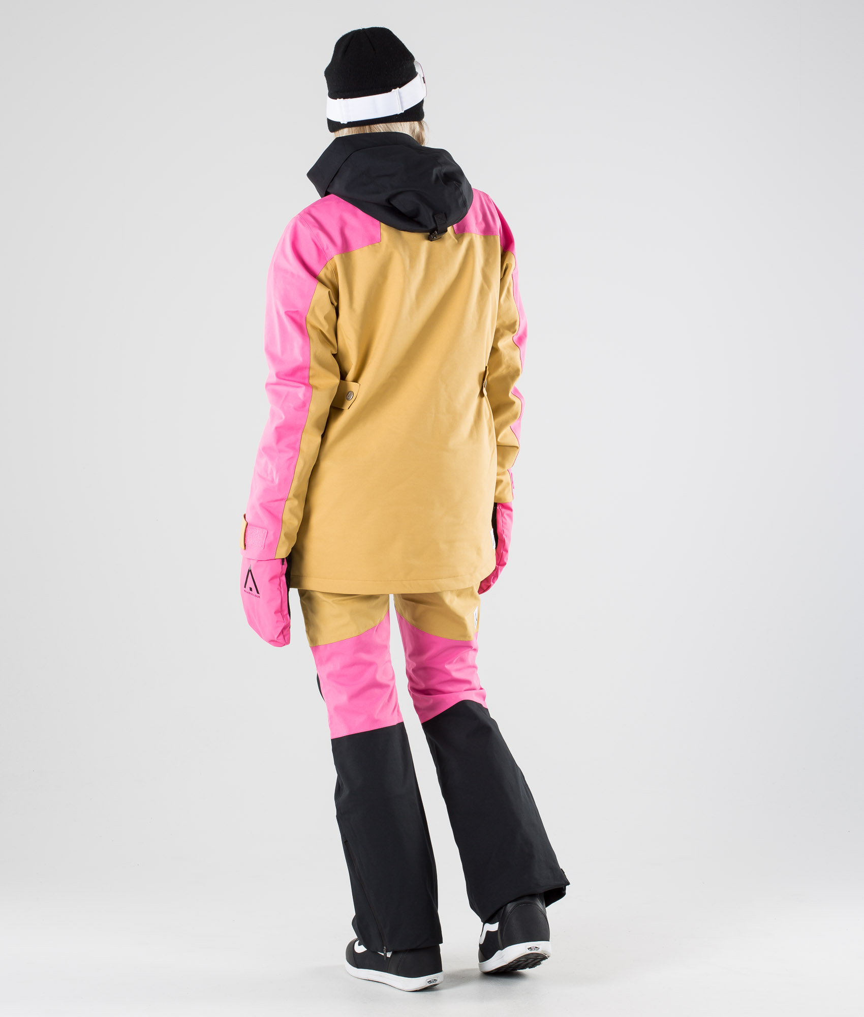 wear colour ski jacket