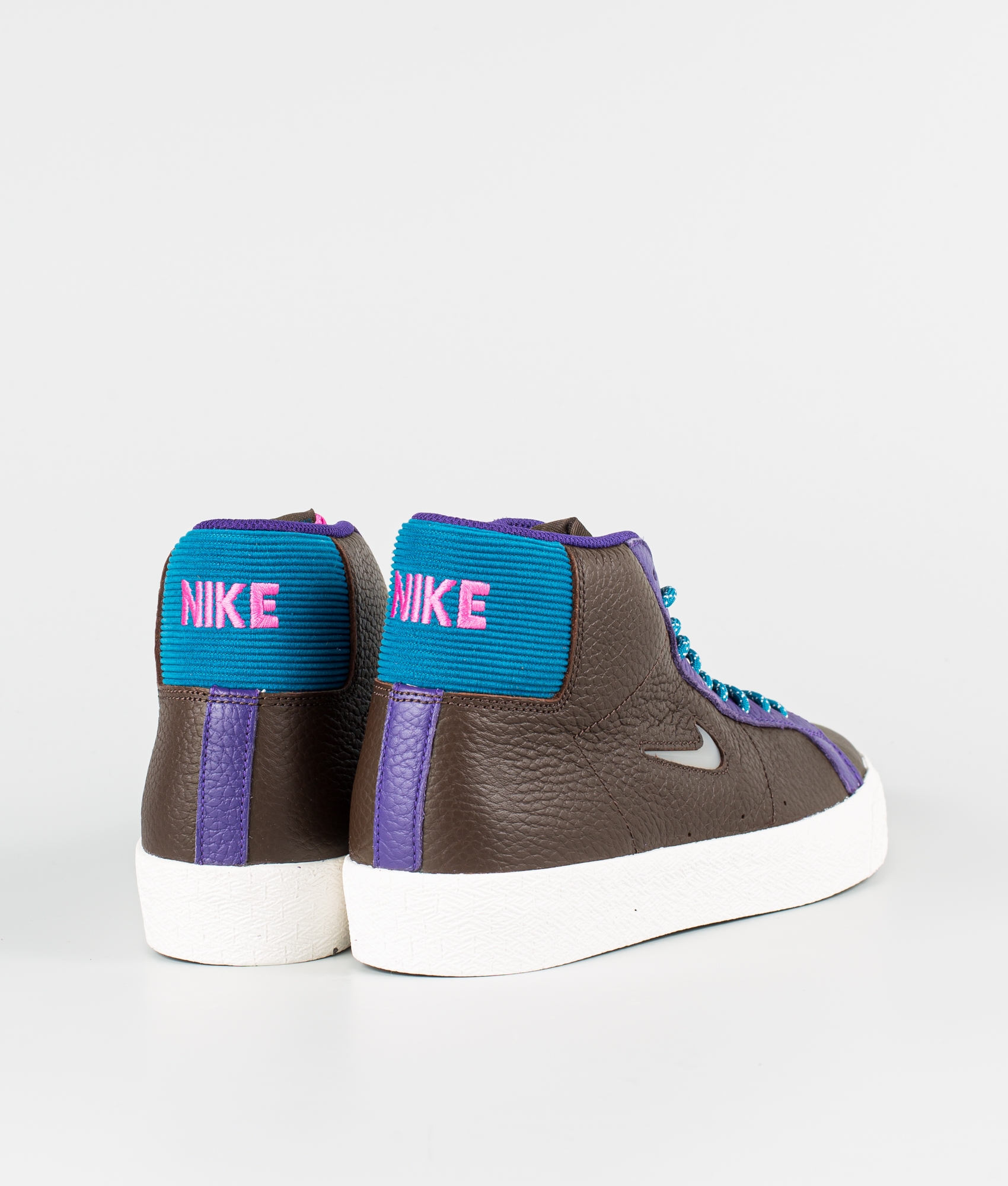 green nike shoes outfit 